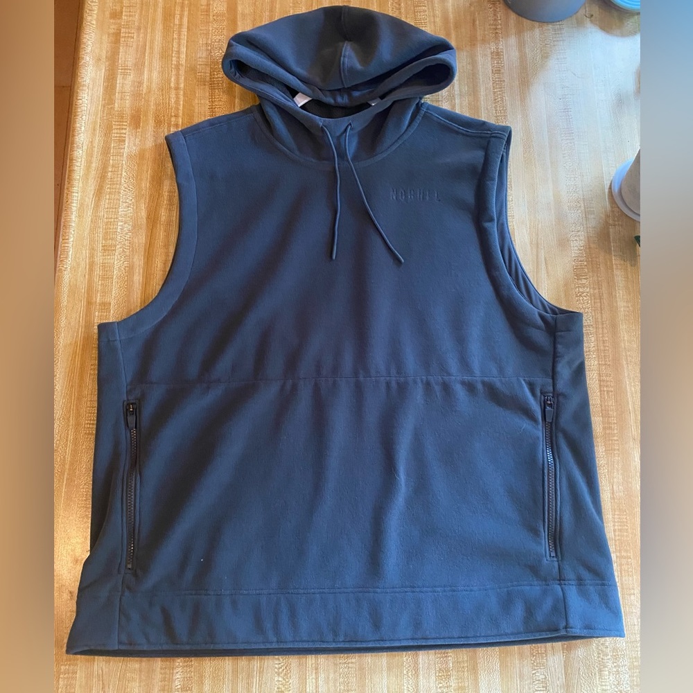 NOBULL MEN'S MICROPLUSH SLEEVELESS HOODIE